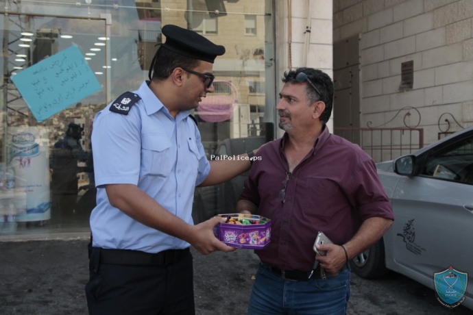 شرطة بيت لحم توزع الحلوى ابتهاجا بانضمام الشرطة الفلسطينية لعضوية "الانتربول"