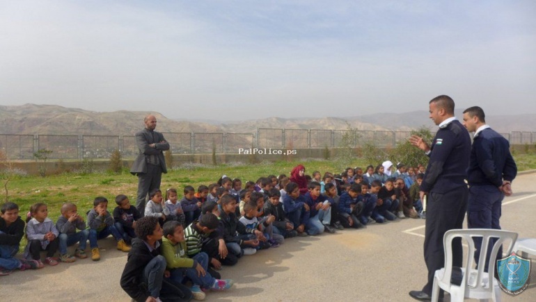 الشرطة تطلق برنامج التوعية في مدرسة عمر بن الخطاب  في أريحا