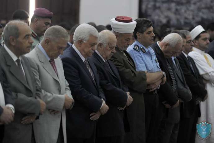 فخامة الرئيس يؤدي صلاة الجمعة في مسجد التشريفات