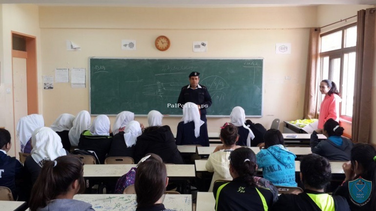 الشرطة تنظم 4 محاضرات توعية مرورية شملت 200 طالبة في ضواحي القدس