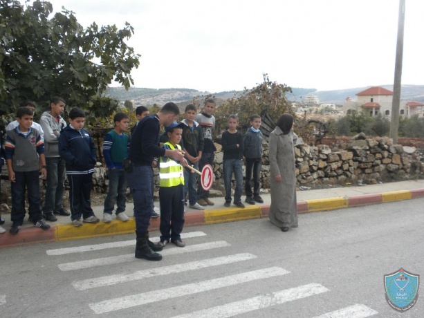 الشرطة تلقي محاضرات في التوعية  لطلبة مدارس بيت اجزا بضواحي القدس