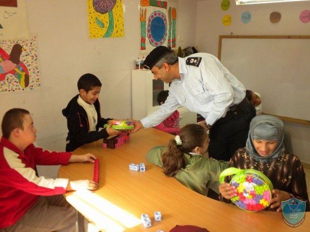 الشرطة تقدم الهدايا لذوي الاحتياجات الخاصة بمناسبة يوم المعاق العالمي في أريحا
