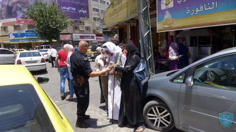 الشرطة توزع المياه الباردة على الموطنين في الخليل