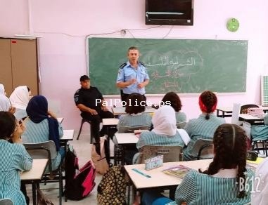 الشرطة تعقد محاضرة لطالبات مدرسة بنات شويكه حول السلامة المرورية في طولكرم
