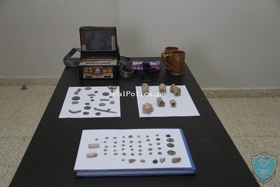 الشرطة تضبط 60قطعة أثرية وعملات معدنية قديمة في أريحا