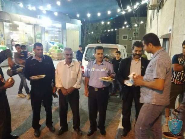 الشرطة توزع الحلويات على المصلين خلال صلاة التراويح في المساجد بقلقيلية
