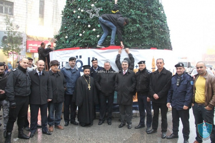الشرطة تشارك بلدية رام الله إعادة تزيين شجرة عيد الميلاد في ميدان الشهيد ياسر عرفات