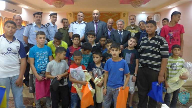 المحافظة والشرطة والبلدية تقدم هدايا العيد للأيتام  في محافظة طولكرم