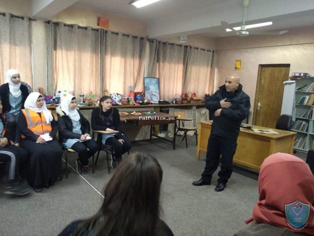 الشرطة تنظم نشاط تربوي لطالبات مدرسة بنات مخيم عايدة في بيت لحم