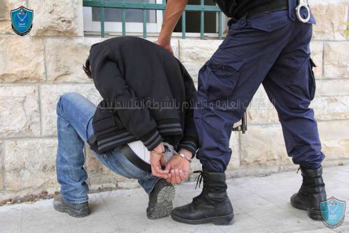 الشرطة تقبض على شخص بتهمة حيازة مواد مخدرة في سلفيت