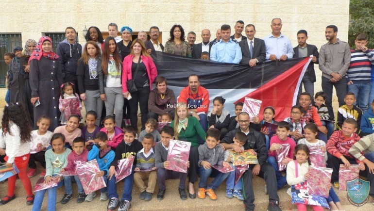 الشرطة تكرم40 طفلا من المشاركين في مشروع "أرسم أملاً " في اريحا