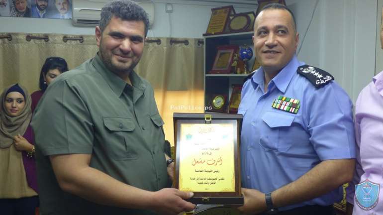 الشرطة تكرم رئيس النيابة العامة في الخليل