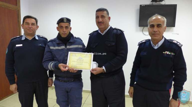 الشرطة تكرم أحد منتسبيها  المتميزين في نابلس