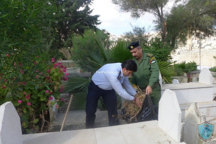 الشرطة والأجهزة الأمنية يشاركان في تنظيف المقابر في محافظة نابلس