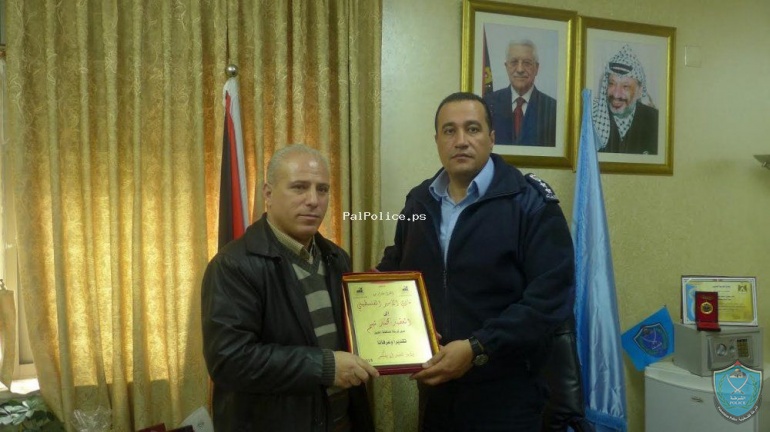 نادي الأسير الفلسطيني يكرم مدير شرطة الخليل