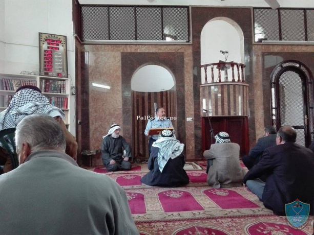الشرطة  تنظم محاضرة حول مخاطر الانترنت و أجهزة الاتصال الحديثة في مسجد الشهيد بطوباس