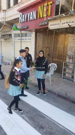 الشرطة توزع الورود على الطلبة بمناسبة العام الدراسي الجديد في الخليل