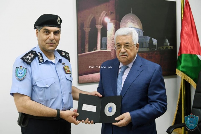 الرئيس يتسلم هدية رمزية من الشرطة لمناسبة قبول فلسطين في "الإنتربول"