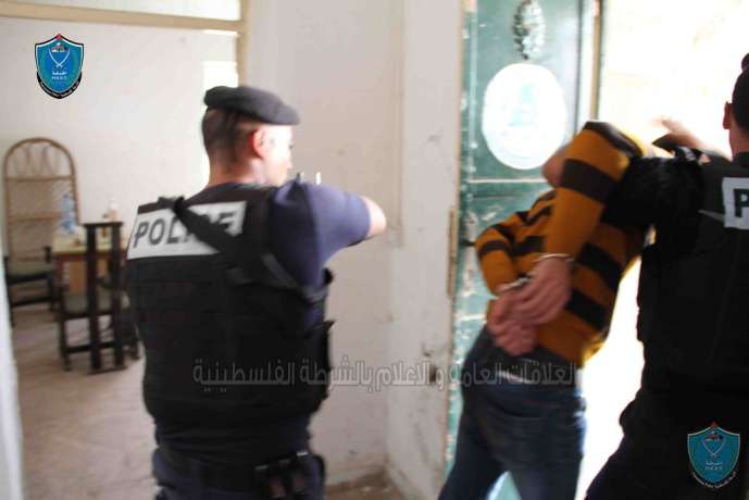 الشرطة تقبض على شخصين بتهمة حرق غرفة زراعية في قلقيلية