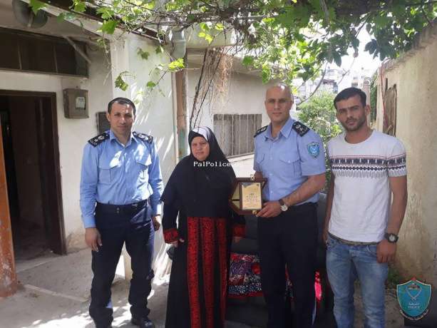 الشرطة تكرم ذوي أسرى الشرطة وتشارك بفعاليات تضامنية مع الأسرى في قلقيلية
