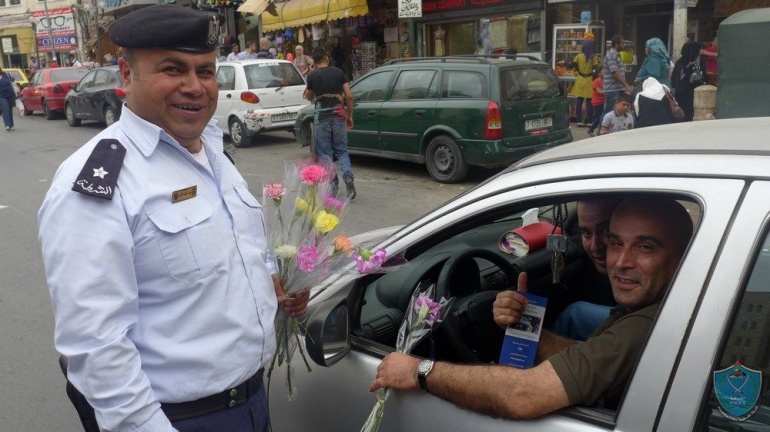 الشرطة توزع الورود ونشرات التوعية المرورية على السائقين بمناسبة أسبوع المرور العربي بنابلس