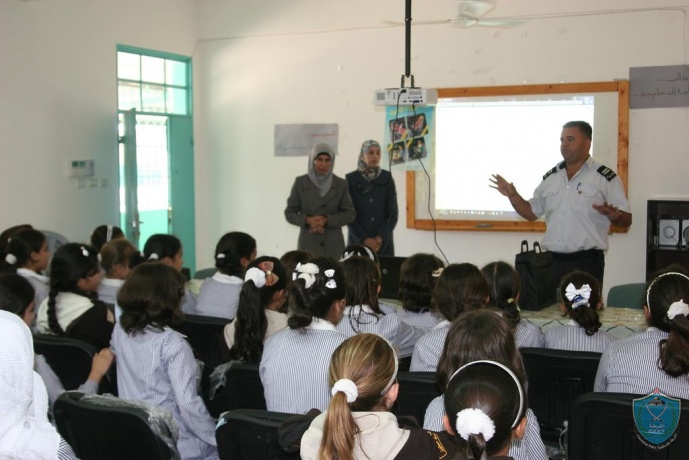 الشرطة تنظم محاضرة في التوعية المرورية لطلبة مدرسة الشهداء الأساسية في قلقيلية