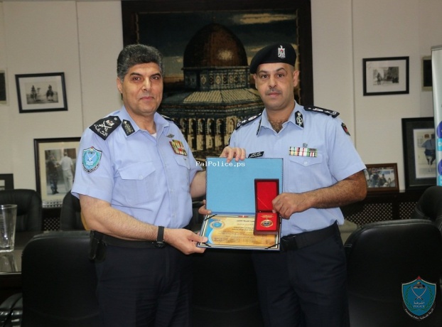 اللواء حازم عطا الله يمنح المقدم صالح البرغوثي جائزة الشرطة للتميز