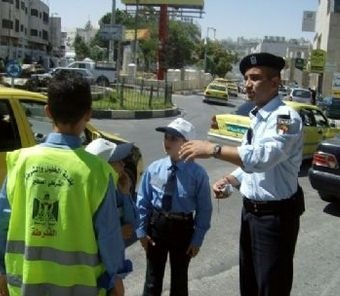 طلاب مدرسة يجدون حقيبة نقود و يسلموها للشرطة في الخليل