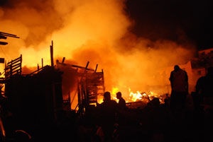 الشرطة تساند الدفاع المدني في إطفاء حريق نشب في مزرعة دواجن بقلقيلية