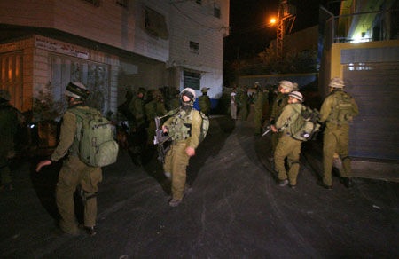 قوات الاحتلال تعتقل 3 مواطنين من محافظات الضفة
