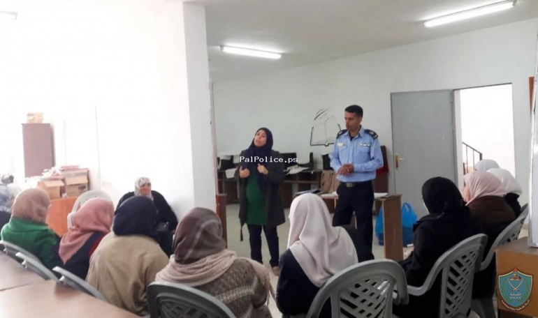 الشرطة تعقد ورشة عمل بعنوان تعزيز مكانة المرأة في المجتمع في طولكرم