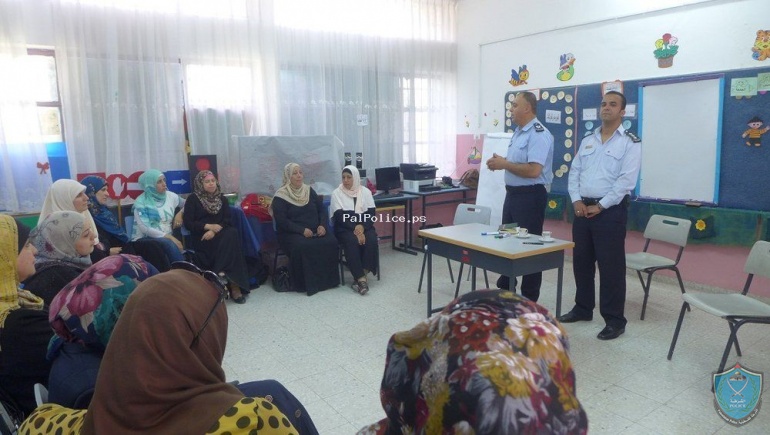 الشرطة تنظم لقاءً حول استخدامات الانترنت للهيئة التدريسية بمدرسة عائشة في اريحا