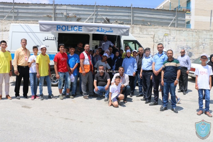 المركز المتنقل للشرطة المجتمعية يلتقي أهالي مخيم العروب في الخليل