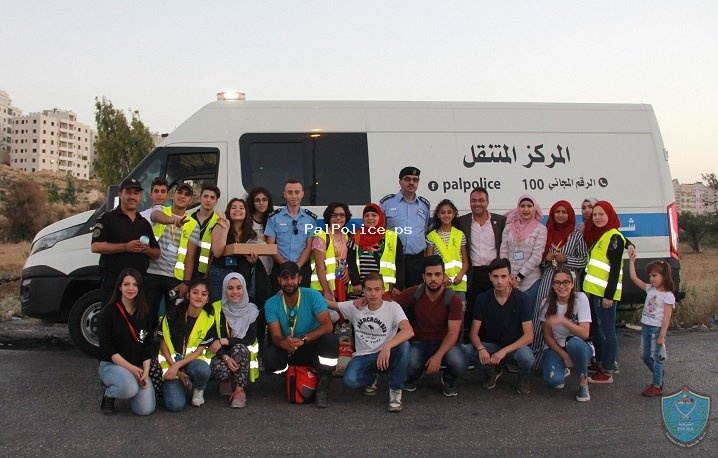 الشرطة وجمعية "عطاء" يقدمان الماء والتمور للمواطنين قبيل الافطار في رام الله