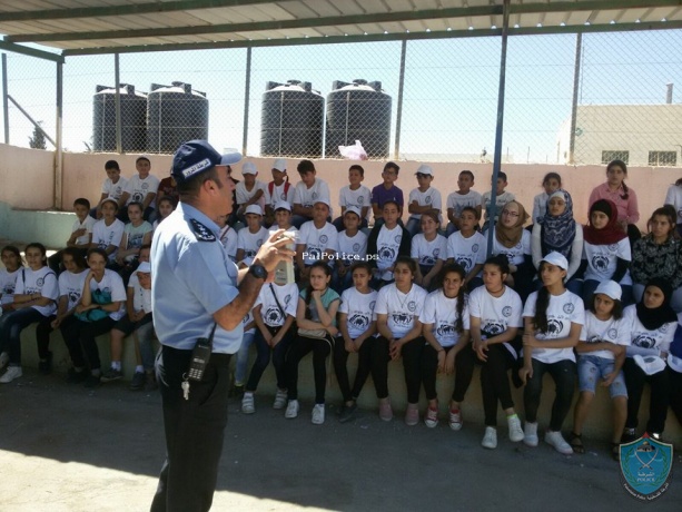 الشرطة تنظم محاضرات توعية مرورية لـ 400 مشارك في المخيمات الصيفية بالخليل