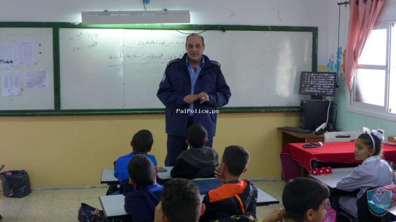 الشرطة تنظم سلسلة محاضرات توعية لطلبة مدرسة إتحاد كفر زيباد وكفر عبوش في قلقيلية