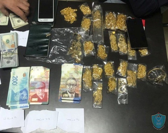 الشرطة تعيد مبلغ مالي وكمية كبيرة من الذهب فقدها مواطن في رام الله