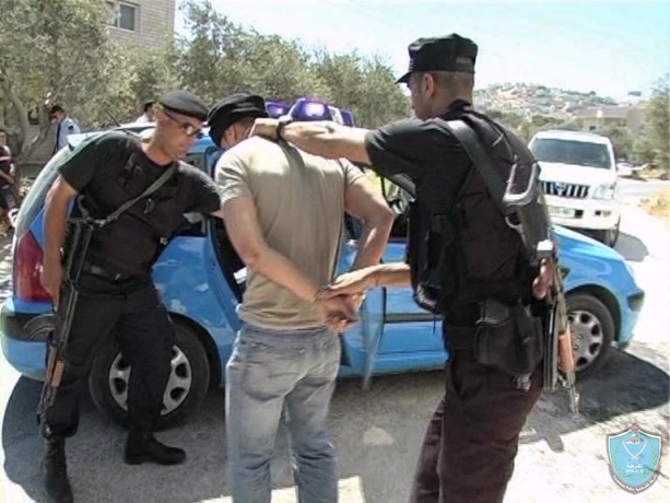 الشرطة تقبض على شخصين متهمين بقضايا مختلفة في نابلس و جنين