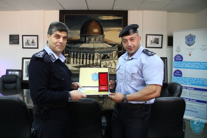 اللواء حازم عطا الله يمنح (جائزة الشرطة للتميز) للملازم محمود ادم