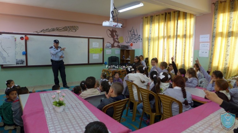 الشرطة تنظم سلسلة محاضرات توعية شرطية لطلبة مدارس بلدة صير في قلقيلية