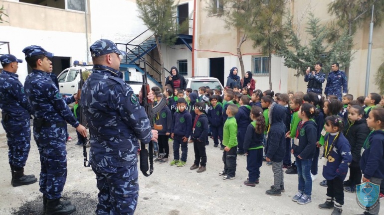 الشرطة تستضيف 100 طفل من روضة الهدى في بيت لحم