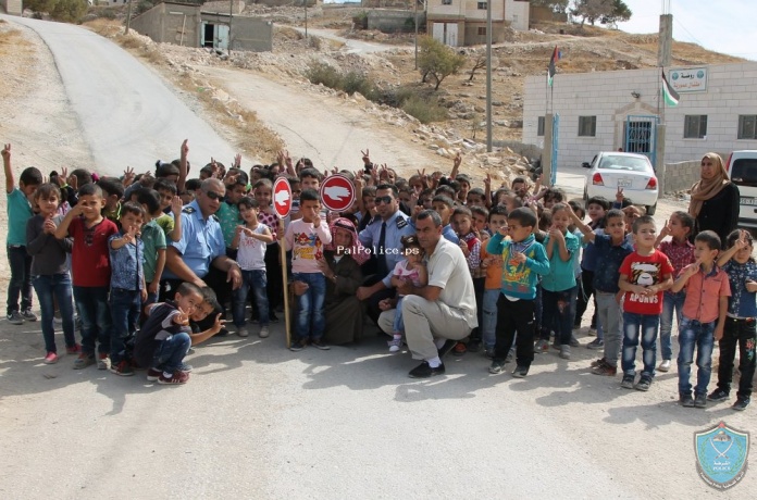 الشرطة تنظم نشاط تثقيفي وترفيهي لأكثر من 100 طفل بروضة عمورية في بيت لحم
