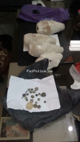 الشرطة تلقي القبض على شخص و بحوزته قطع ومعادن نقدية أثرية في قلقيلية