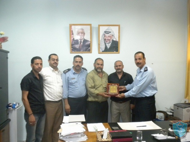 لجنة العلاقات العامه للاجهزه الأمنية تكرم  الاخوه في مركز الشهيد صلاح خلف