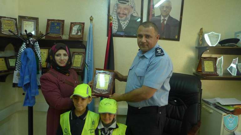 مدرسة الشهداء الأساسية تكرم الشرطة في قلقيلية