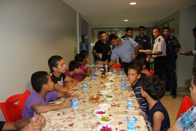 الشرطة تنظم أمسية رمضانيه ومأدبة  إفطار للأيتام  في أريحا