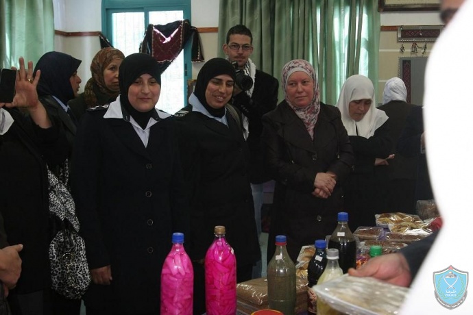 الشرطة تشارك في افتتاح معرض (اشراقات نسويه) نظم على شرف يوم الأم في قلقيلية