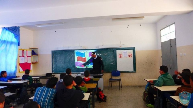 الشرطة تطلق  حملة توعية من مخاطر الانترنت في مدارس  طوباس