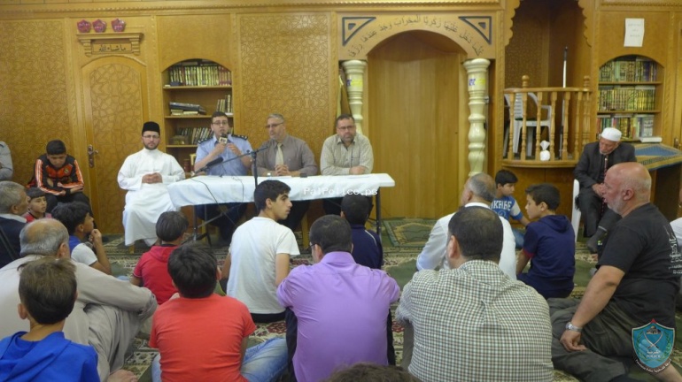 الشرطة تنظم درس عن الاستخدام الآمن للانترنت في مسجد الصحابة بالخليل