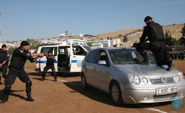 الشرطة تقبض على شخصين بجوزتهما مواد يشتبه أنها مخدرة في رام الله
